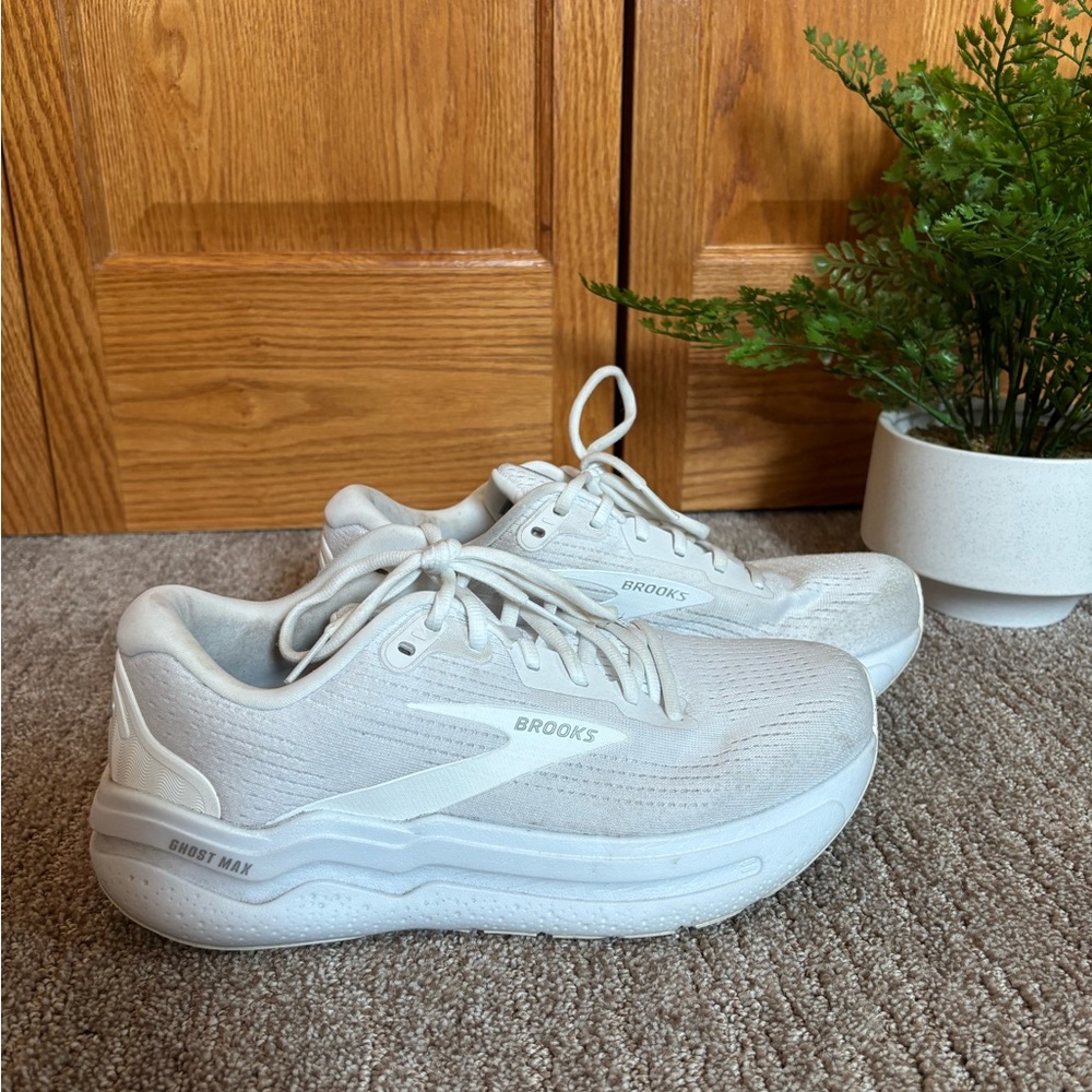 Brooks white Ghost Max